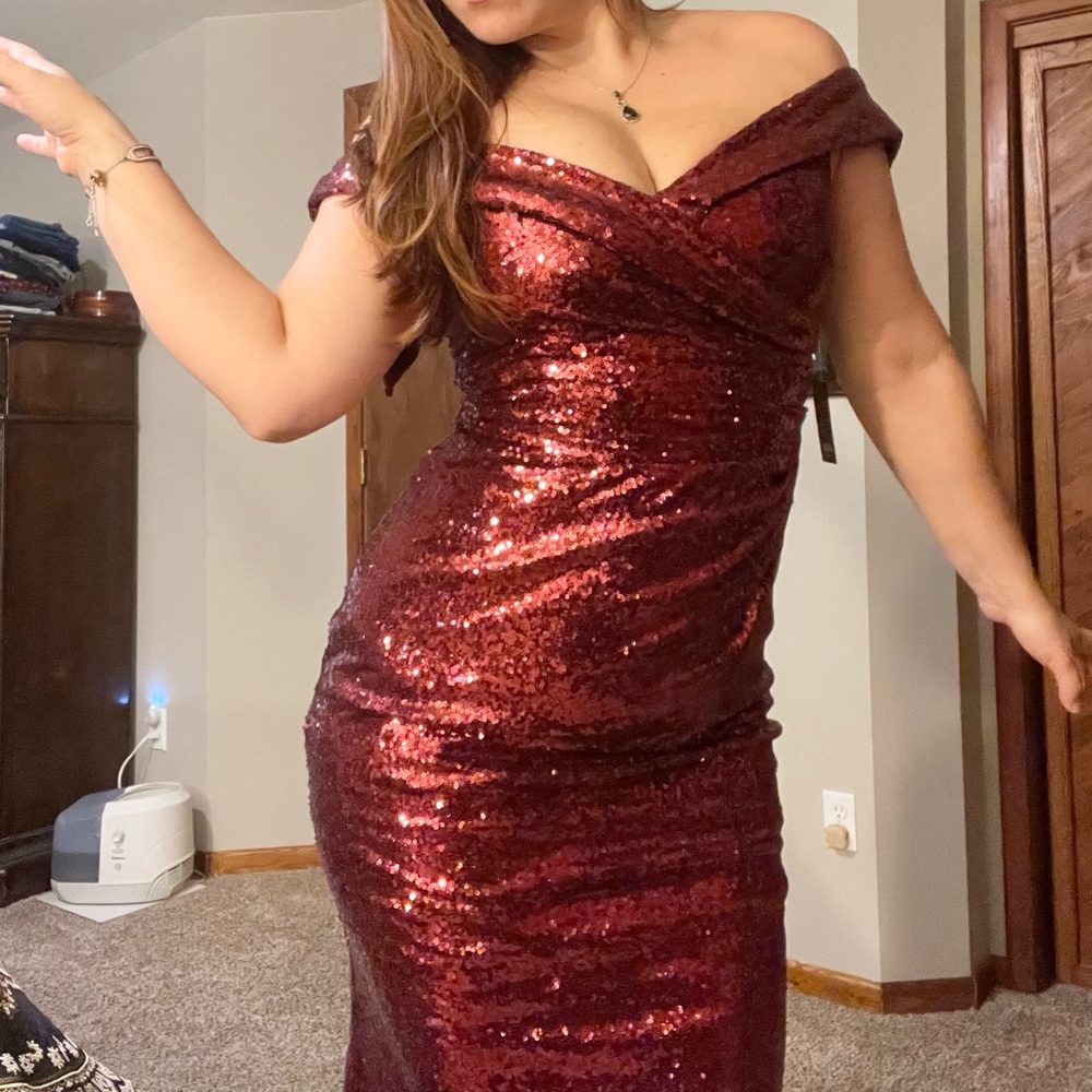 MARINA NWT Evening sequin prom dress